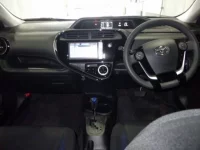 Toyota AQUA лот № 3092 оценка 4  с аукциона в Японии 2