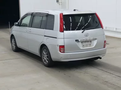 Toyota ISIS  с аукциона в Японии