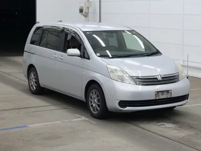 Toyota ISIS  с аукциона в Японии