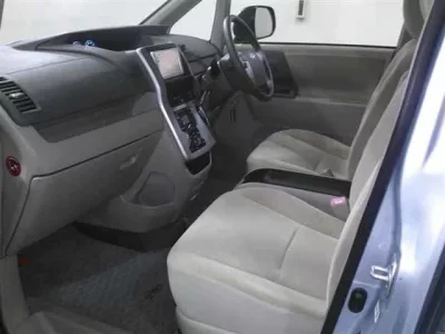 Toyota NOAH  с аукциона в Японии