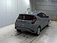 Toyota AQUA лот № 3043 оценка 4  с аукциона в Японии 4