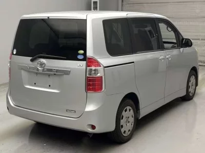 Toyota NOAH  с аукциона в Японии