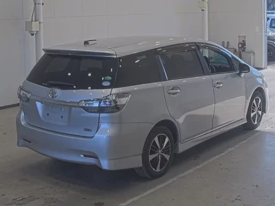 Toyota WISH  с аукциона в Японии