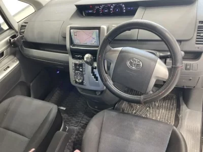 Toyota VOXY  с аукциона в Японии