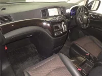Nissan ELGRAND лот № 70375 оценка 3.5  с аукциона в Японии 3