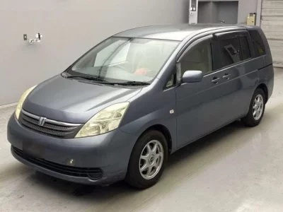 Toyota ISIS  с аукциона в Японии