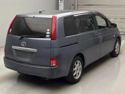 Toyota ISIS  с аукциона в Японии