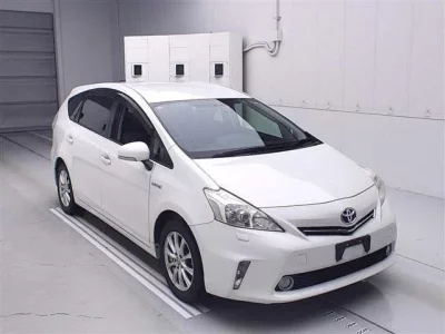 Toyota PRIUS ALPHA  с аукциона в Японии