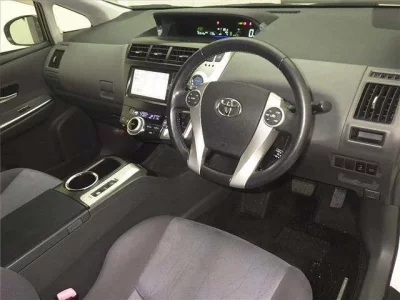 Toyota PRIUS ALPHA  с аукциона в Японии