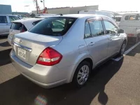 Nissan TIIDA LATIO лот № 10 оценка R  с аукциона в Японии 1
