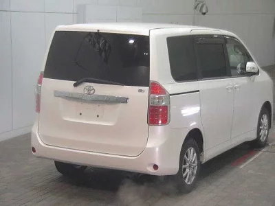 Toyota NOAH  с аукциона в Японии