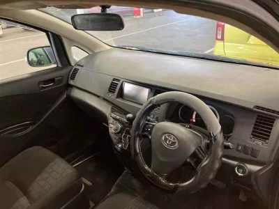 Toyota ISIS  с аукциона в Японии