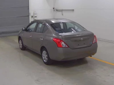 Nissan LATIO  с аукциона в Японии