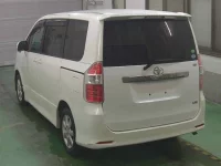 Toyota NOAH лот № 3662 оценка R  с аукциона в Японии 1