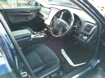 Toyota CROWN  с аукциона в Японии