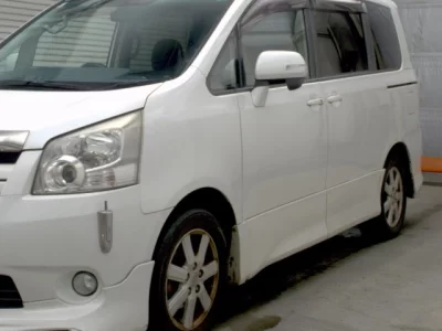 Toyota NOAH  с аукциона в Японии