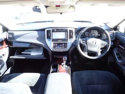 Toyota CROWN  с аукциона в Японии