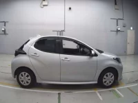 Toyota YARIS лот № 33024 оценка R  с аукциона в Японии 2