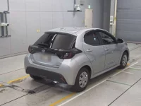 Toyota YARIS лот № 33024 оценка R  с аукциона в Японии 1