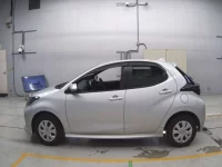 Toyota YARIS лот № 33024 оценка R  с аукциона в Японии 3