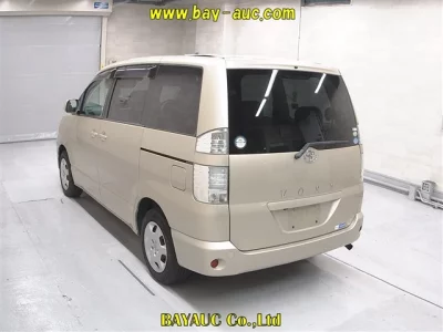 Toyota VOXY  с аукциона в Японии