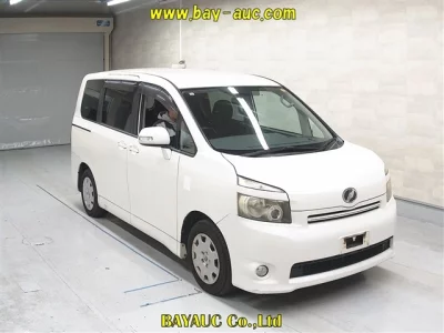 Toyota VOXY  с аукциона в Японии