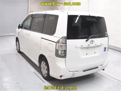 Toyota VOXY  с аукциона в Японии