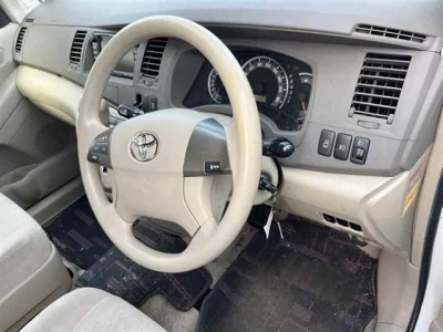 Toyota ISIS  с аукциона в Японии