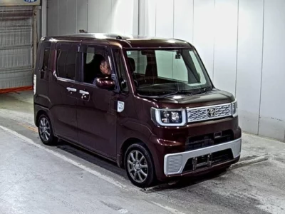 Toyota PIXIS MEGA  с аукциона в Японии