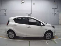 Toyota AQUA лот № 30030 оценка 3.5  с аукциона в Японии 2