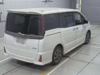 Toyota NOAH лот № 30034 оценка 4  с аукциона в Японии 1