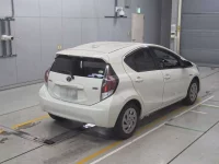 Toyota AQUA лот № 30048 оценка RA  с аукциона в Японии 1