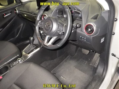 Mazda MAZDA2  с аукциона в Японии