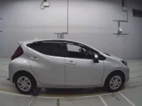 Toyota AQUA лот № 30051 оценка 4  с аукциона в Японии 2