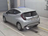 Toyota AQUA лот № 30051 оценка 4  с аукциона в Японии 5