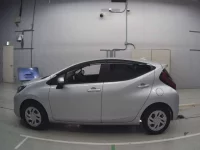 Toyota AQUA лот № 30051 оценка 4  с аукциона в Японии 3