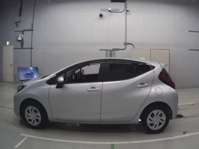 Toyota AQUA  с аукциона в Японии