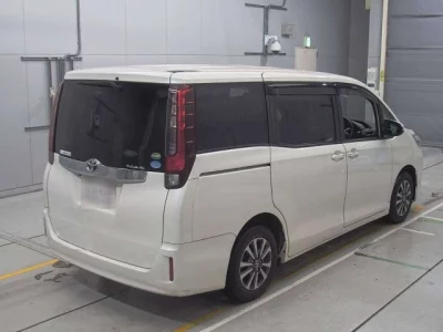 Toyota NOAH  с аукциона в Японии
