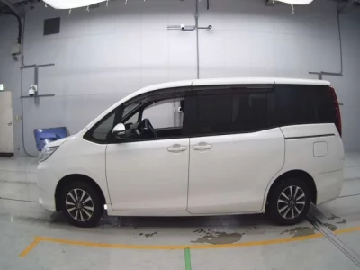 Toyota NOAH  с аукциона в Японии