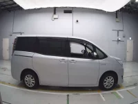 Toyota NOAH лот № 30076 оценка 4  с аукциона в Японии 2