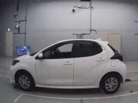 Toyota YARIS лот № 30082 оценка RA  с аукциона в Японии 3