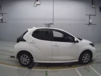 Toyota YARIS лот № 30082 оценка RA  с аукциона в Японии 2