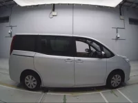 Toyota NOAH лот № 30081 оценка 4  с аукциона в Японии 2