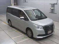 Toyota NOAH лот № 30081 оценка 4  с аукциона в Японии 4