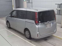 Toyota NOAH лот № 30081 оценка 4  с аукциона в Японии 5