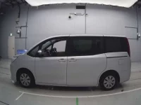 Toyota NOAH лот № 30081 оценка 4  с аукциона в Японии 3