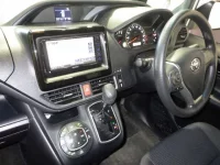 Toyota VOXY лот № 2553 оценка R  с аукциона в Японии 2