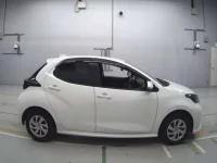 Toyota YARIS лот № 30092 оценка 3.5  с аукциона в Японии 2