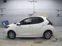 Toyota YARIS лот № 30092 оценка 3.5  с аукциона в Японии 3