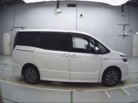 Toyota VOXY лот № 30100 оценка 3.5  с аукциона в Японии 2